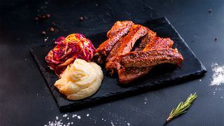 ღორის ნეკნი გამომცხვარი კარტოფილის პიურესთან ერთად