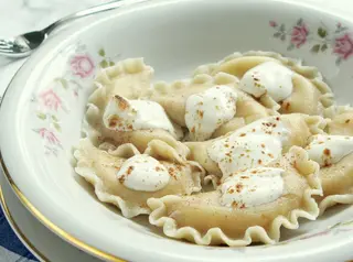 Pierogi z twarogiem na słodko 7 szt.  polane kwaśną śmietaną z cukrem.