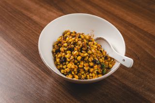 33. Prženi kukuruz sa suvim grožđem i soja sosom