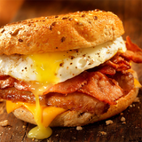 Bocadillo De Beicon Con Queso Y Huevos Fritos