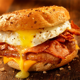 Bocadillo De Beicon Con Queso Y Huevos Fritos