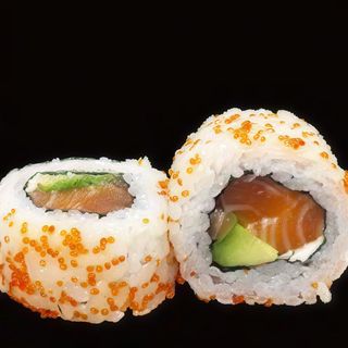 51. Uramaki De Salmón, Aguacate Y Tobiko