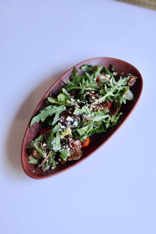 Теплый салат с говядиной,томатами и зеленью