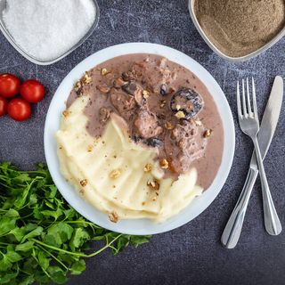 Ćuretina u suvim šljivama sa prilogom