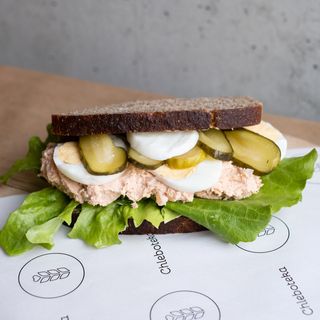 Kanapka z pastą z makreli