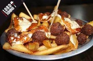 Patatine con polpettine e formaggio