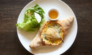 აჭარული ლურჯი ყველით და მსხლით