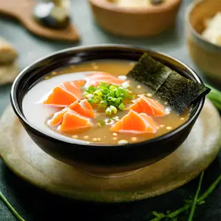 Zupa miso z łososiem