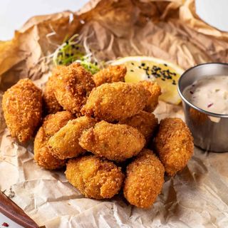 Midii pane crocante servite cu sos de maioneza cu usturoi hey