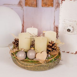 Aranjament cu globuri, lumanari si conuri