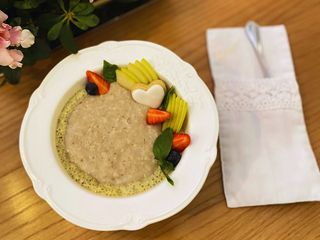 Вівсяна каша на молоці з кленовим сиропом