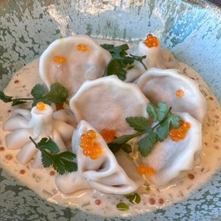 პატარა ხინკლები შებოლილი ორაგულით და წითელი ხიზილალით ნაღების სოუსში