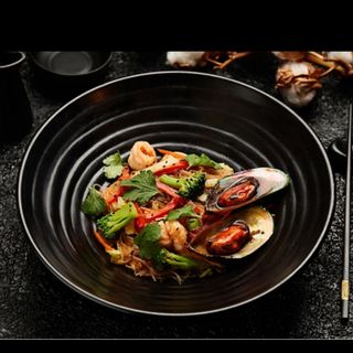 Локшина з морепродуктами в пікантному соусі (340г)