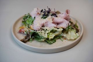 Салат цезар з індичкою