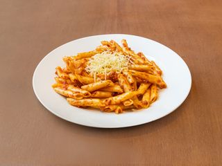 Macarrones boloñesa con queso parmesano (1 ración)