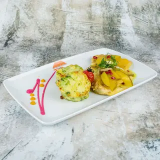 Piept de curcan cu sos de mango, portocale și cartofi cu broccoli gratinați