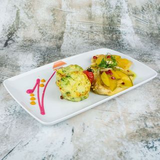 Piept de curcan cu sos de mango, portocale și cartofi cu broccoli gratinați