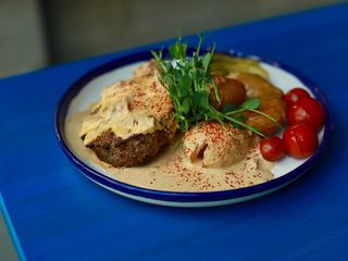 Біфштекс з яловичини з baby картоплею та соусом карі (420g)