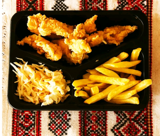 Meniu Crispy Box cu cartofi prajiti si salata coleslaw