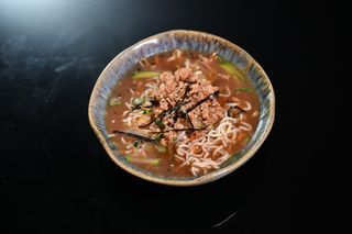 51. Zuppa con spaghetti, verdura mista e carne piccante