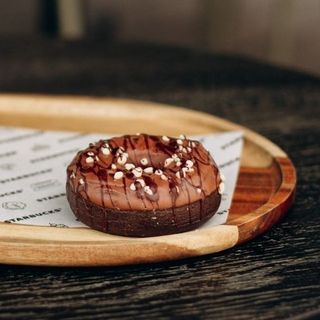 Donut z kremem kakaowym i czekoladą