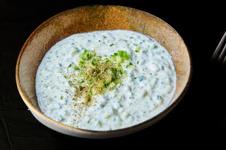 Cacık - Cremă de iaurt cu usturoi, castravete și mentă