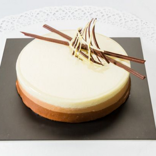 MEDIANA Tres Chocolates (Negro, Con Leche Y Blanco) 8 Porciones
