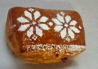 Слойка з вишнею та шоколадом