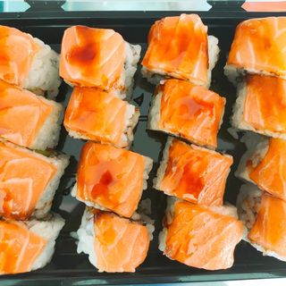 A36 Califórnia com Sashimi + Salmão com Molho