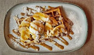 ვაფლი ბანანით, კარამელის სოუსით