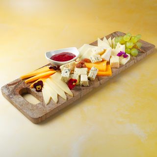 Selekcija sireva sa apetisanima i grožđem