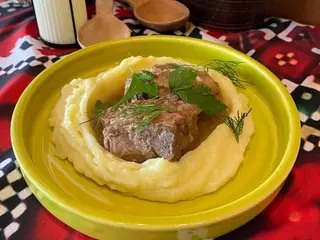 Свинячі реберця з пюре (320g)