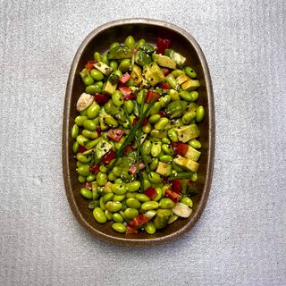 Салата Едамаме с авокадо, пресен лук и сусам