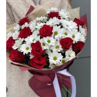 წითელი ვარდები და ქრიზანთემა