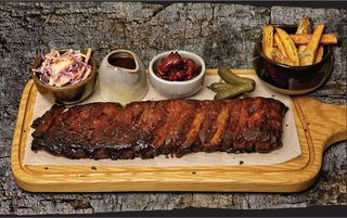 COSTIȚE GLAZURATE, CARTOFI PRĂJIȚI ȘI MURĂTURI