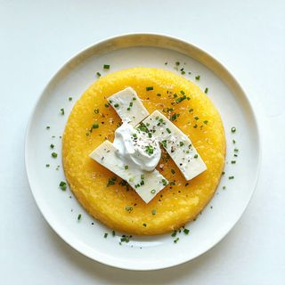 Mămăliguță cu brânză și smântână