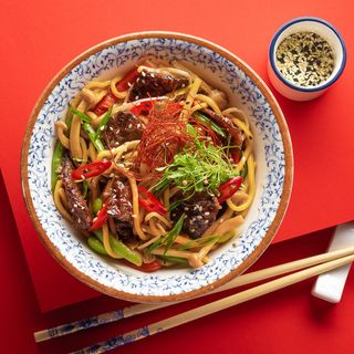 Яєчна локшина з рваною телятиною