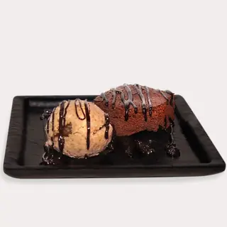 Brownie de chocolate y helado de vainilla