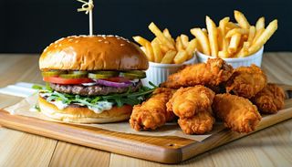 Standard Burger + 8 skrzydełek + Duże frytki