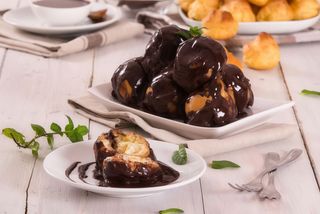 Profitterol con crema chantilly affogati al cioccolato moro Perugina