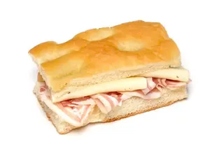 Trancio di focaccia ripiena con prosciutto cotto e formaggio