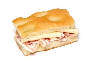 Trancio di focaccia ripiena con prosciutto cotto e formaggio