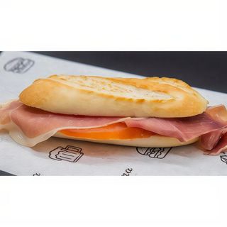 Ramoncito de jamón curado bodega con crema de queso y tomate