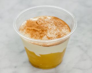 Iogurte com puré de maçã e canela