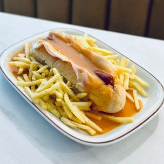 Cachorro Especial Mansão com Molho Francesinha e Batata Frita 