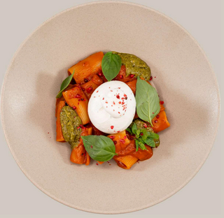 Rigatoni cu roșii și burrata