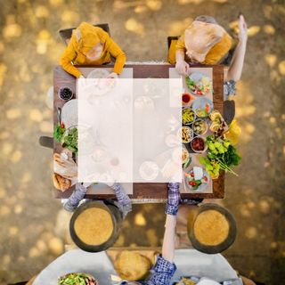 Iahnie de fasole cu cârnaţi prăjiţi