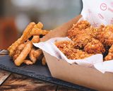 Пилешки хрупкави крилца с пържени картофи и сос по избор (270г)