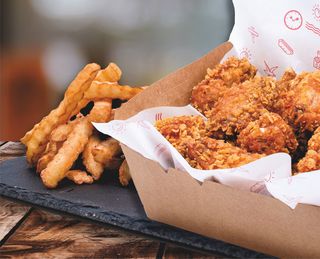 Пилешки хрупкави крилца с пържени картофи и сос по избор (270г)