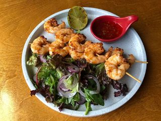 Тигровые креветки на шпажках 